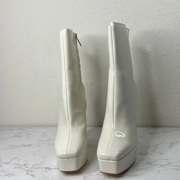 GUESS - White 1-1/2&quot; Platform Cushioned Logo Byra Square Toe Block Heel Size
