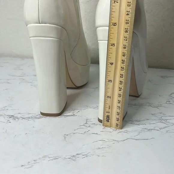 GUESS - White 1-1/2&quot; Platform Cushioned Logo Byra Square Toe Block Heel Size