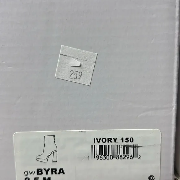 GUESS - White 1-1/2&quot; Platform Cushioned Logo Byra Square Toe Block Heel Size