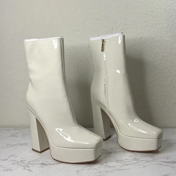 GUESS - White 1-1/2&quot; Platform Cushioned Logo Byra Square Toe Block Heel Size