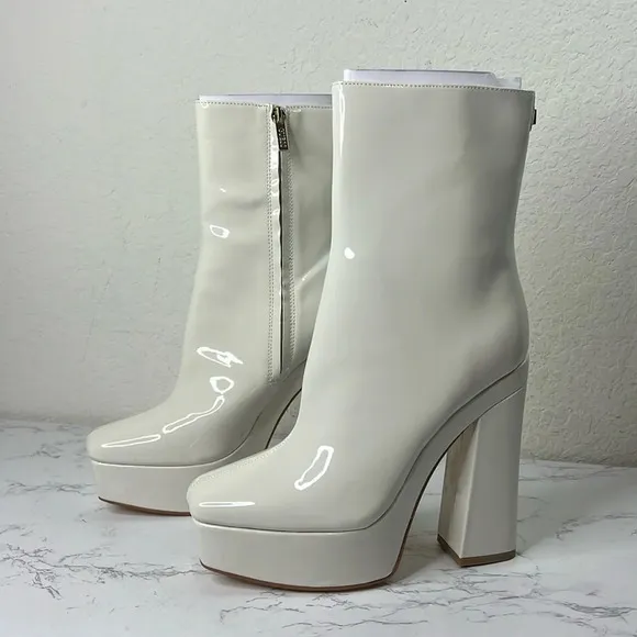 GUESS - White 1-1/2&quot; Platform Cushioned Logo Byra Square Toe Block Heel Size