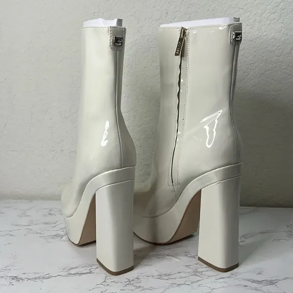 GUESS - White 1-1/2&quot; Platform Cushioned Logo Byra Square Toe Block Heel Size